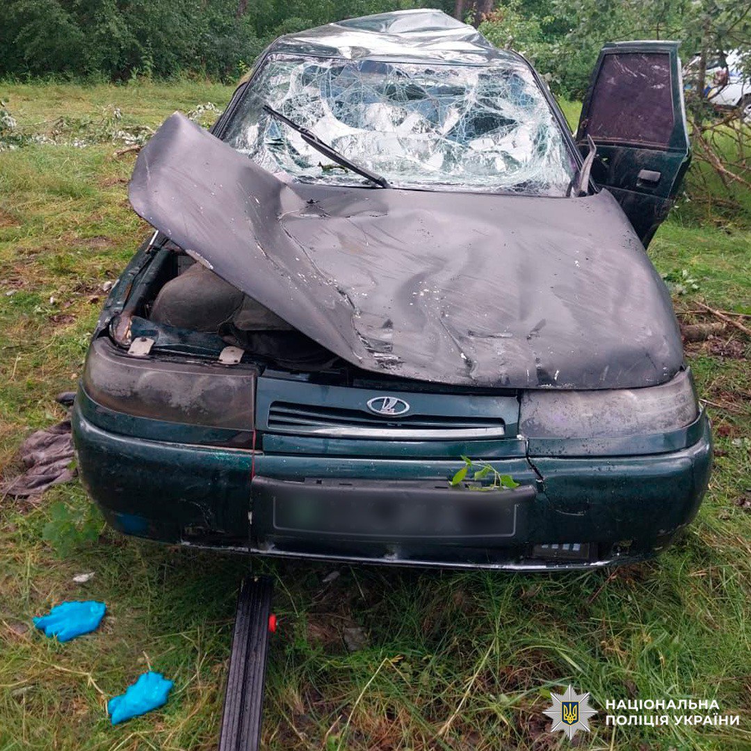 На Харківщині автомобіль злетів з дороги в річку